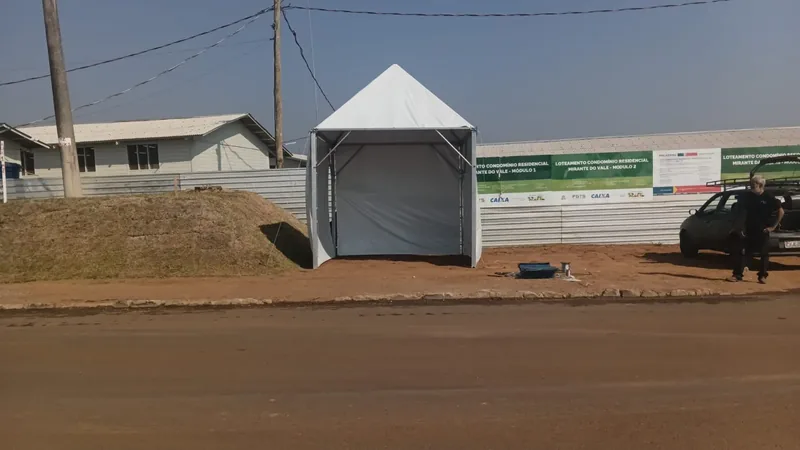 Tenda 3x3 com calha branca e fechamento lateral