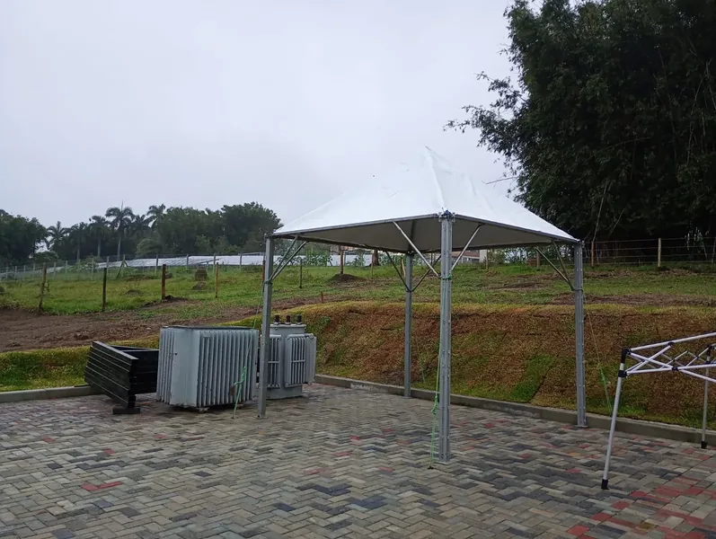 Tenda 3x3 com calha branca sem fechamento lateral