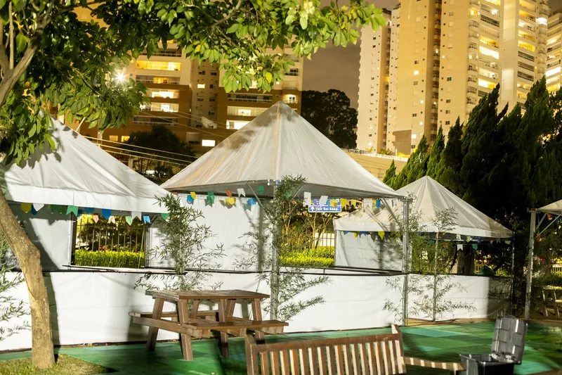 Tenda 4x4 com calha branca e balcão
