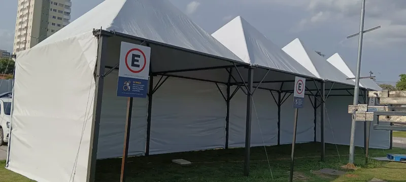 Tenda 4x4 com calha branca e fechamento lateral
