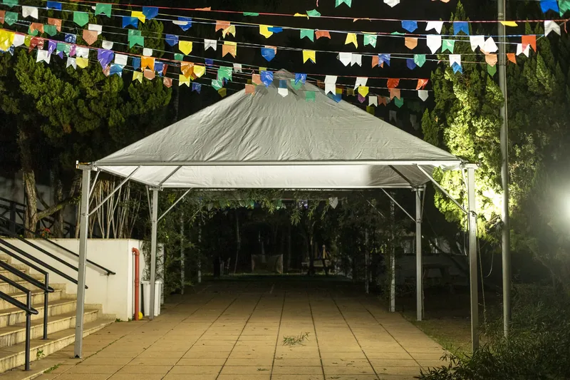 Tenda 5x5 com calha branca