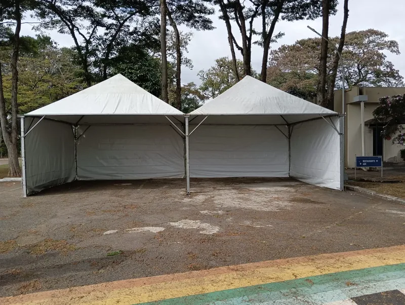 Tenda 5x5 com calha e fechamento lateral branco
