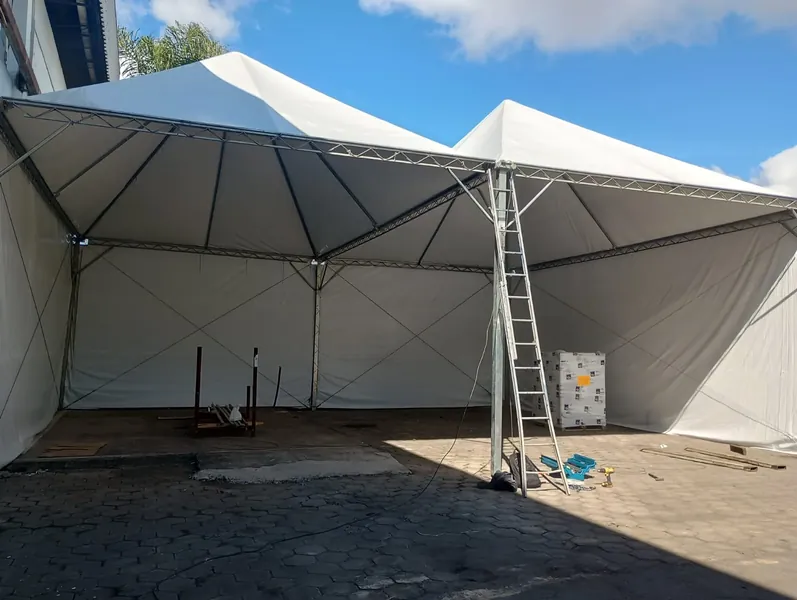 Tenda 10x6 com fechamento em lona branca