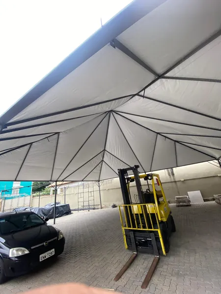 Tenda branca com tamanho customizado para armazenamento