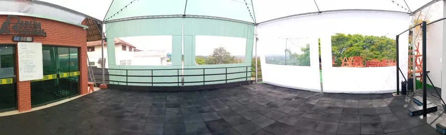 Tenda com lateral fechada com toldo